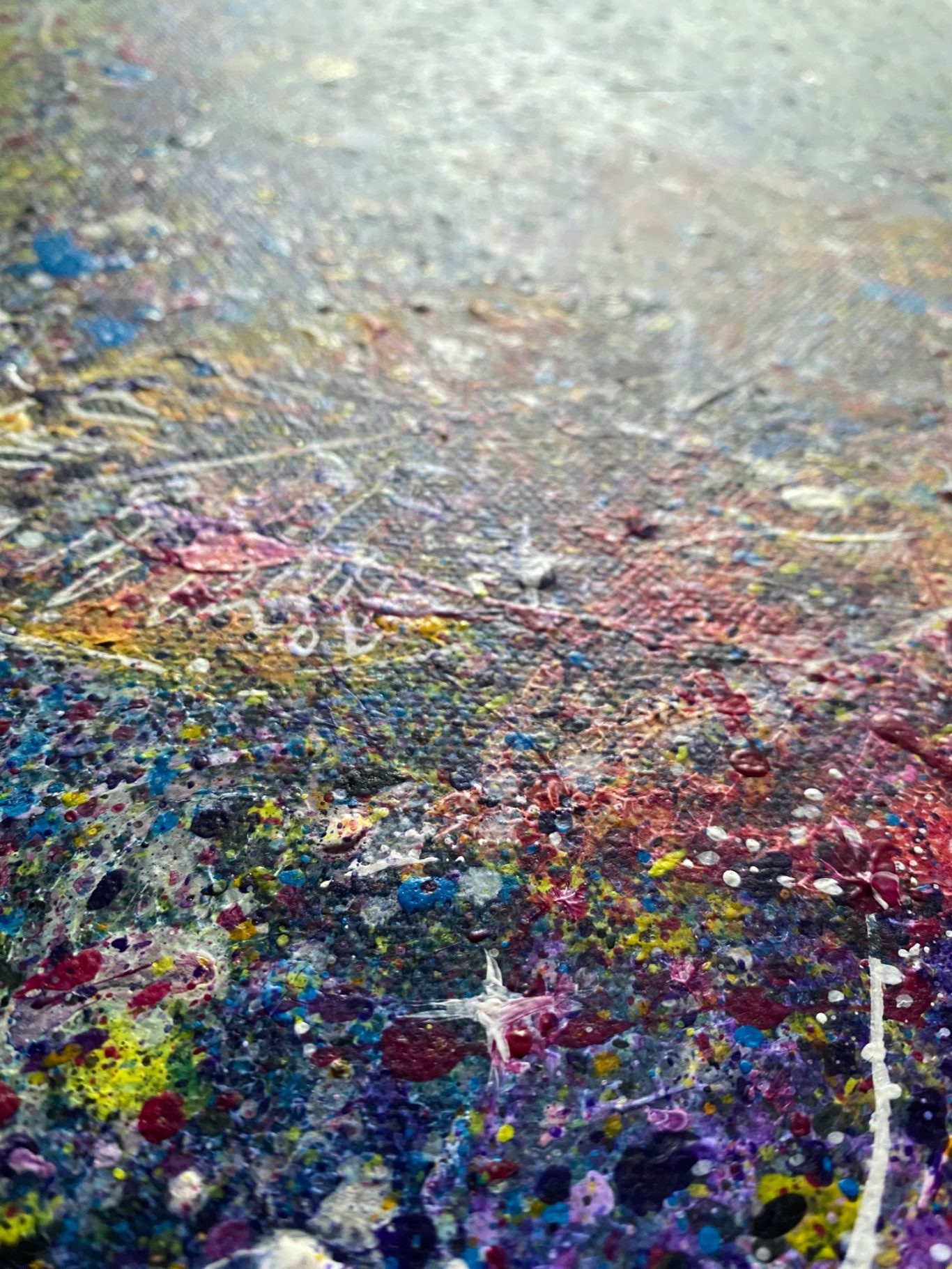 Bunte Farben und Muster auf einer texturierten Fläche mit glitzernen Elementen.