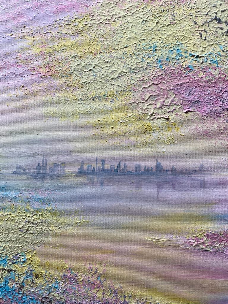 Abstrakte Landschaft mit sanften Farben und einer Silhouette einer Stadt im Hintergrund.