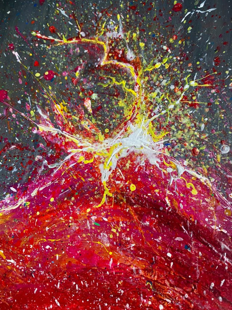 Bunte Explosion einer Vulkanszene mit sprühender Lava und abstrakten Farbtupfern.