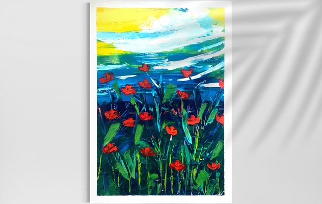 Bunte Blumenwiese mit roten Blumen vor einem strahlend blauen Himmel.