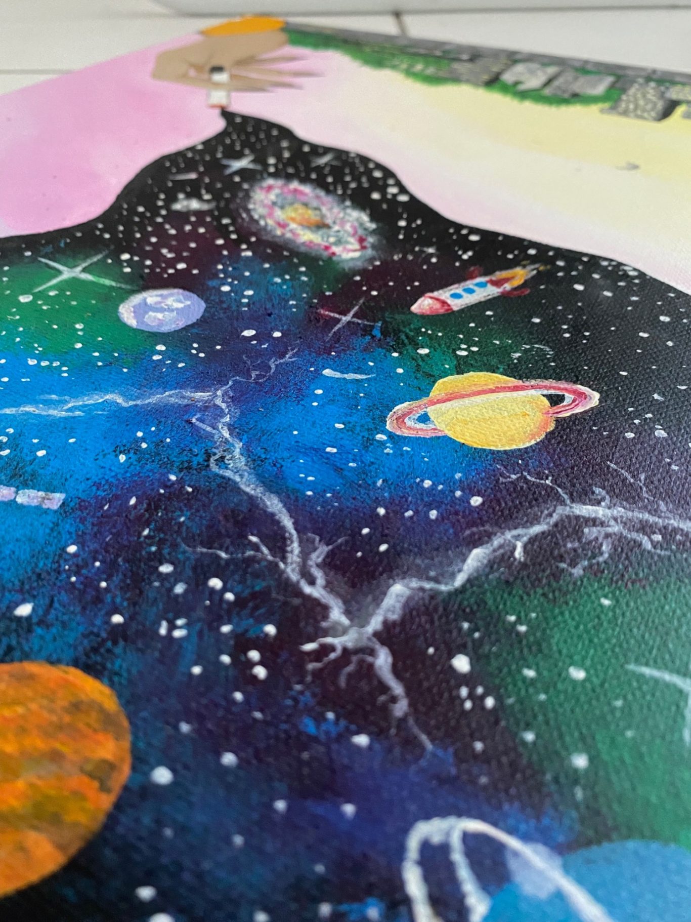 Bunte Galaxie mit Planeten, Sternen und bunten Nebeln auf schwarzem Hintergrund.