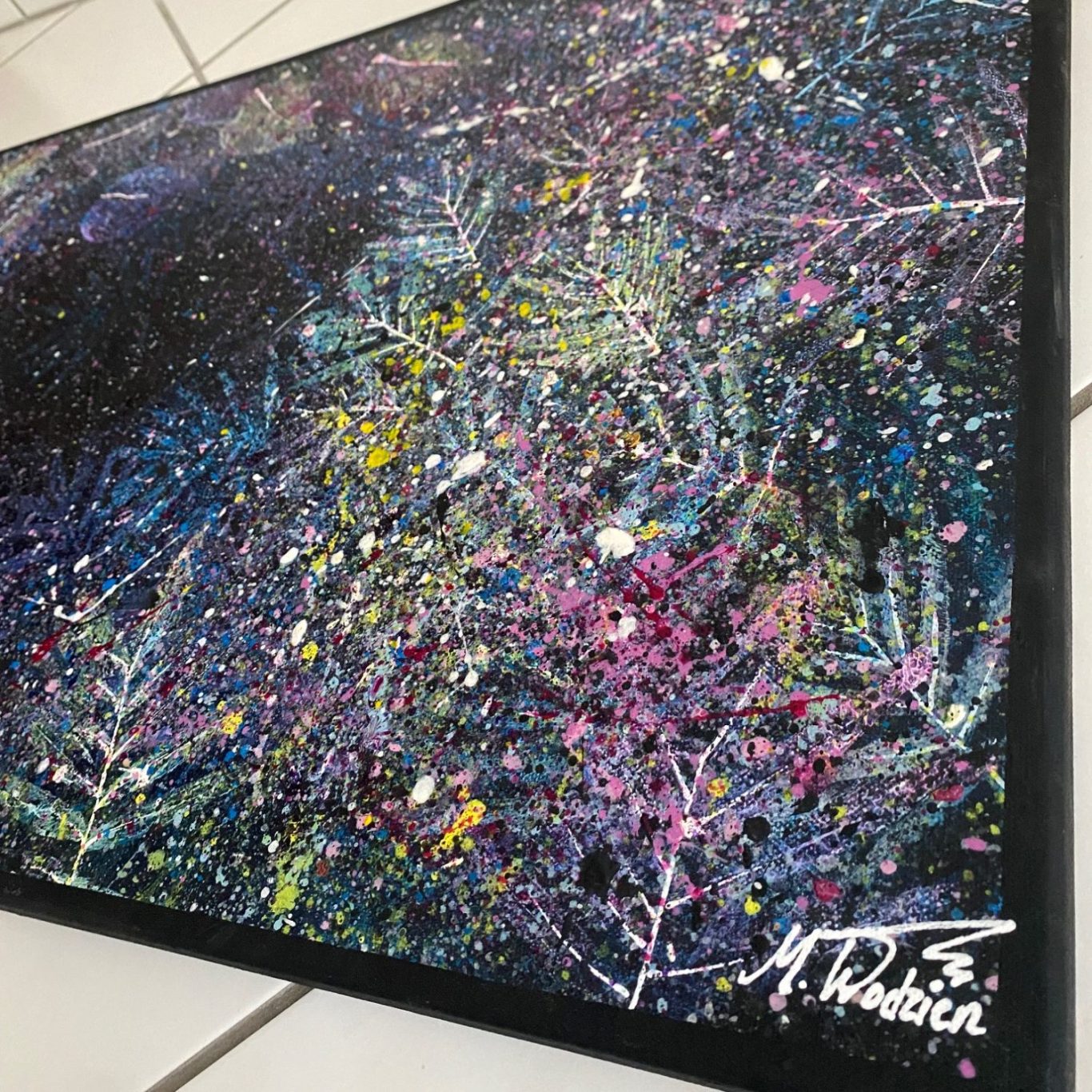 Bunte abstrakte Kunst mit Sternen und Farben auf dunklem Hintergrund.