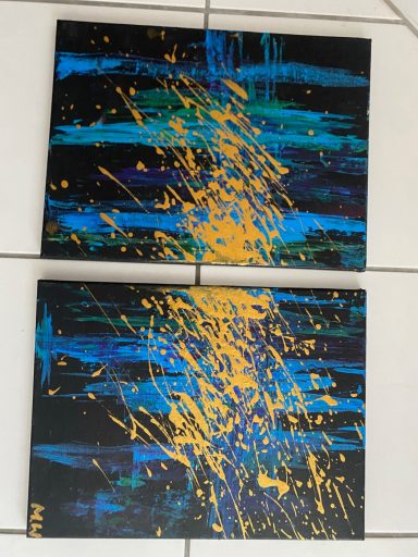 Abstrakte Malerei mit blauen, grünen und gelben Farbspritzern auf schwarzem Hintergrund.