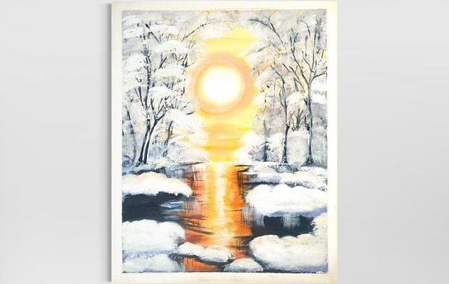 Winterlandschaft mit schneebedeckten Bäumen und einer leuchtenden Sonne über einem Fluss.