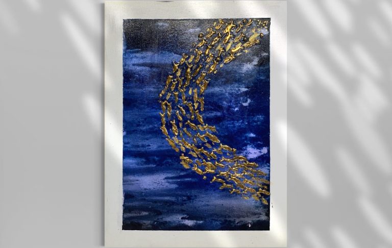 Blaue Abstraktion mit goldenen Fischen, die einen geschwungenen Pfad bilden.
