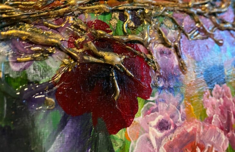 Bunte Blumen mit goldenen Zweigen und einer roten Blüte im Vordergrund.