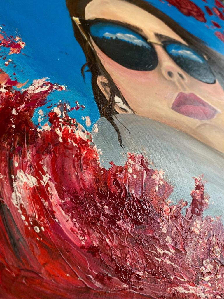 Frau mit Sonnenbrille vor roter, wellenförmiger Abstraktion auf blauem Hintergrund.