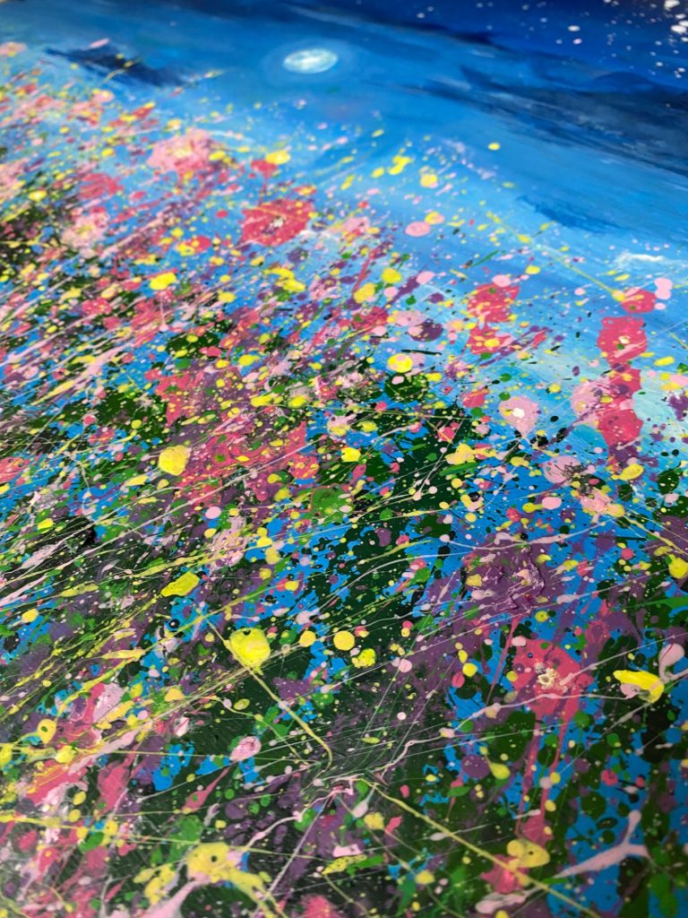 Bunte Blumenwiese mit lebhaften Farben und abstraktem Himmel.