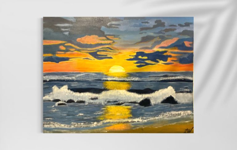 Sonnenuntergang über einem Meer mit Wellen und reflektierendem Licht auf der Wasseroberfläche.