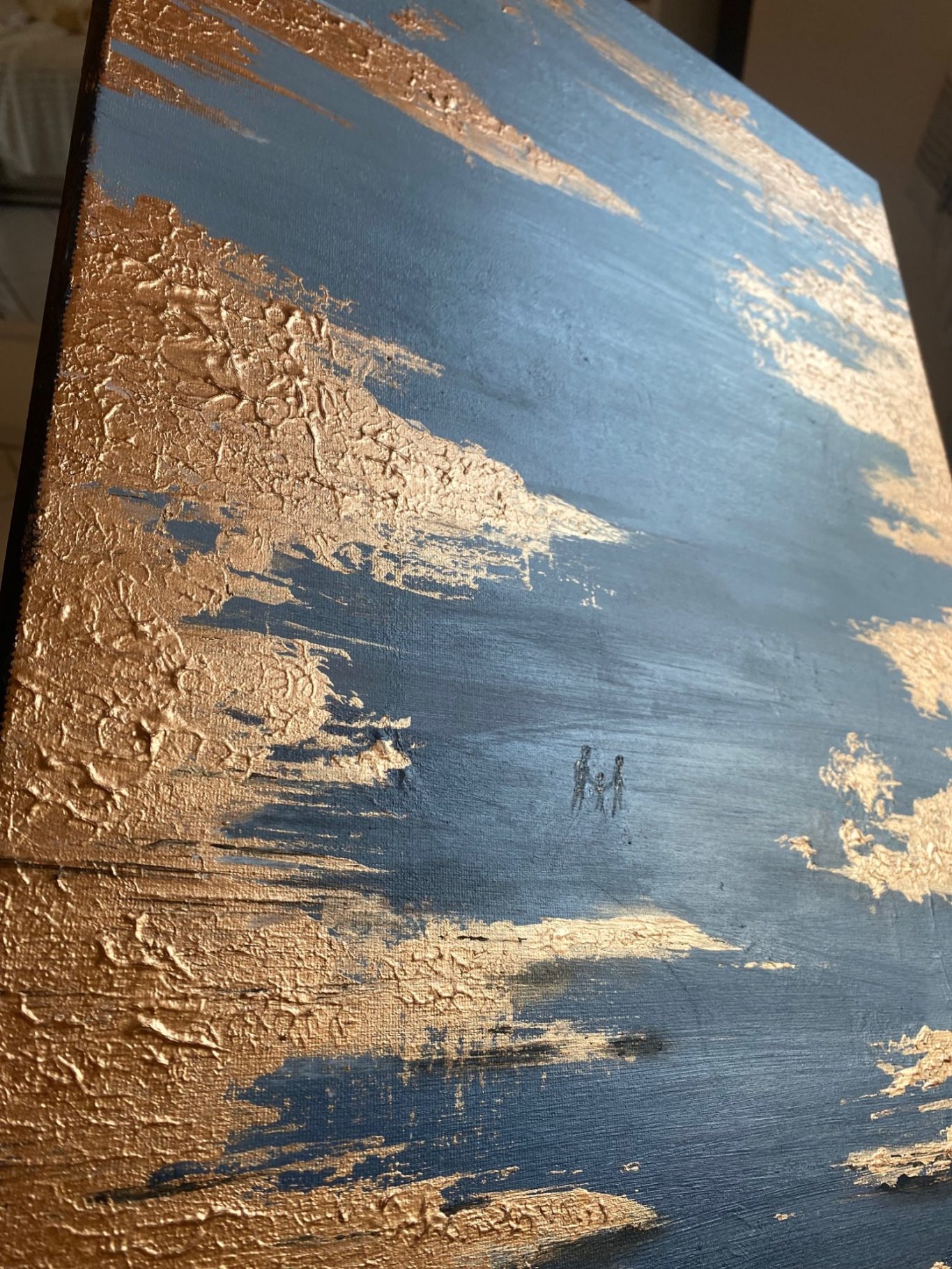 Blau-goldene abstrakte Malerei mit strukturierten Oberflächen und dynamischen Formen.