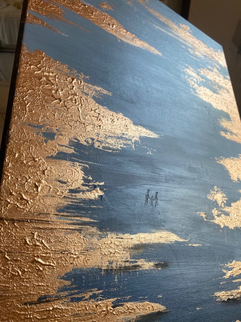 Abstrakte Kunst mit blauen und goldenen Strukturen, die eine texturierte Oberfläche zeigen.