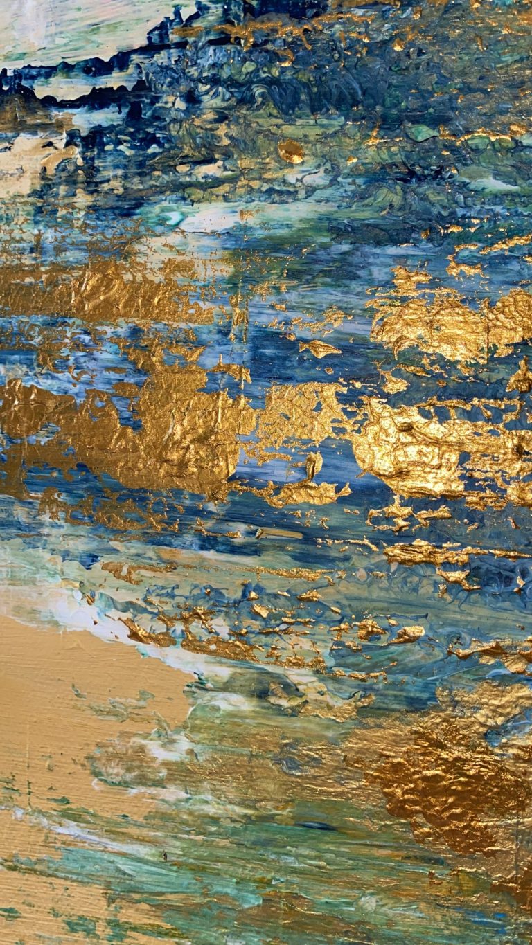 Abstrakte Mischung aus Blau, Gold und Beige mit strukturierten Oberflächen.