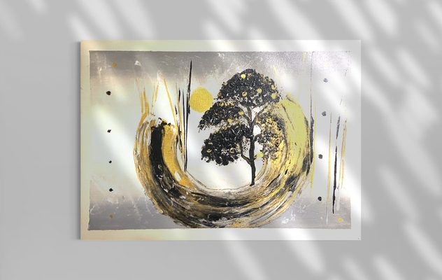Abstrakte Landschaft mit Bäumen in goldenen und schwarzen Tönen auf grauem Hintergrund.