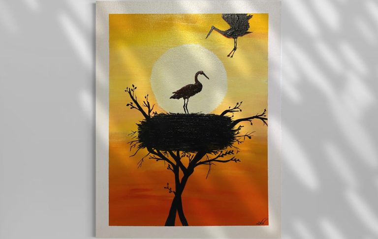 Ein Kranich steht in einem Nest vor einer orangefarbenen Sonnenuntergangslandschaft.