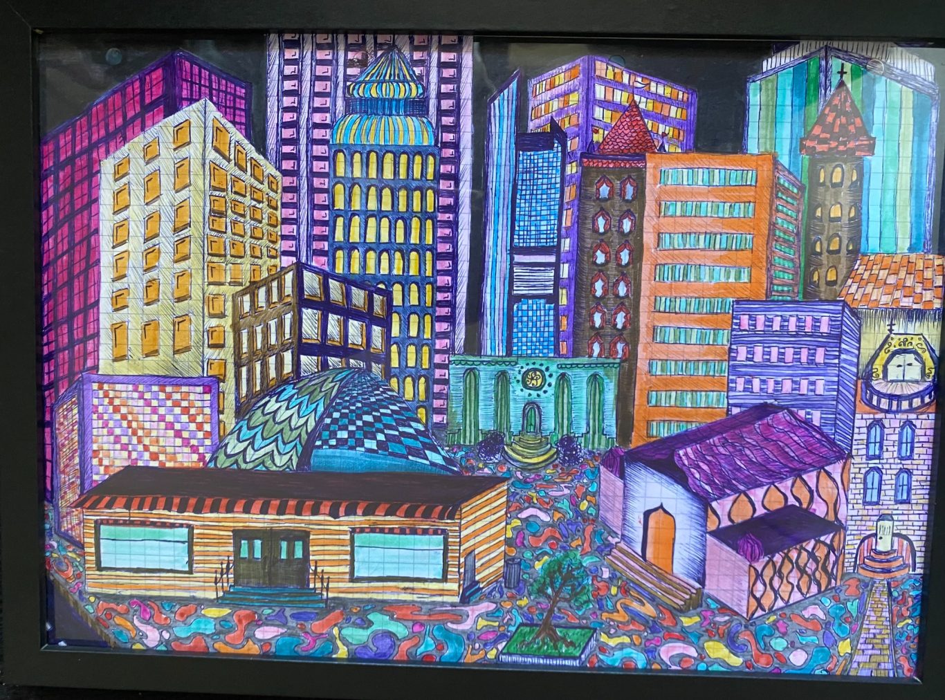 Bunte Stadtansicht mit hohen Gebäuden, Straßen und einem zentralen Platz.