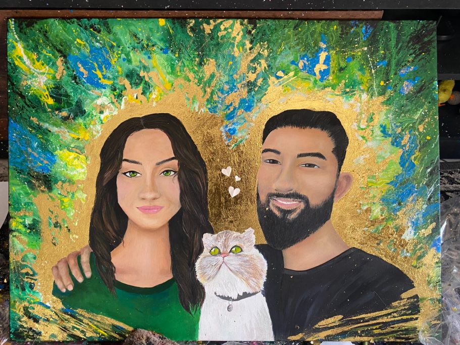 Porträt eines Paares mit einem Katze, umgeben von bunten, leuchtenden Farben.