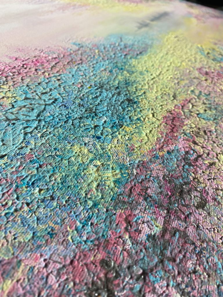 Bunte, gewellte Texturen in Pastellfarben auf einer Oberfläche.