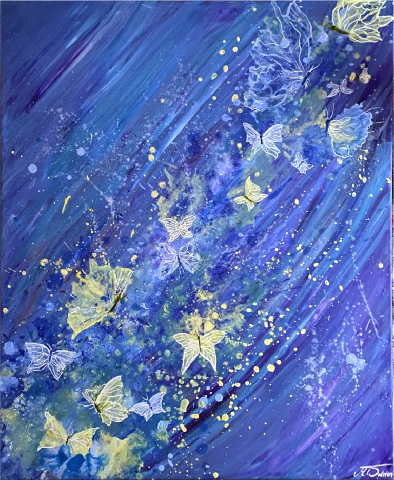 Blaue abstrakte Komposition mit gelben und weißen Schmetterlingen und glitzernden Akzenten.