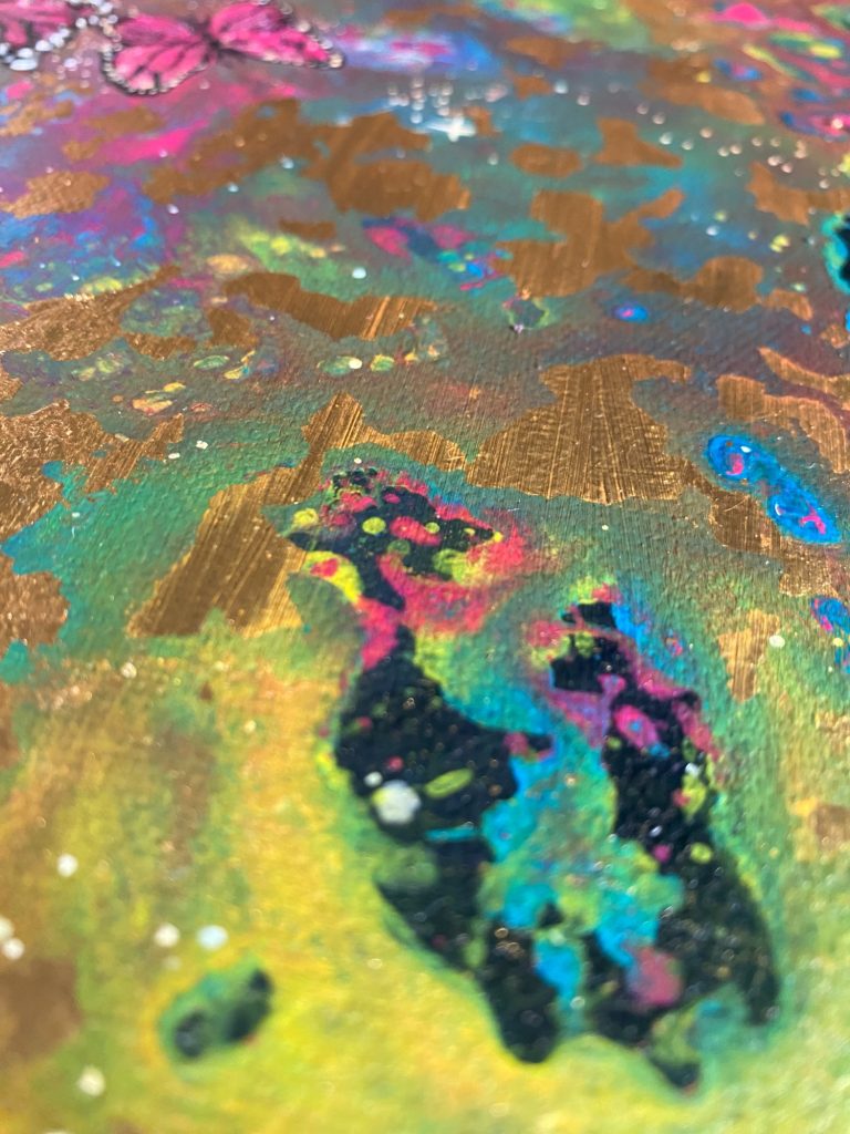 Farbenfrohes, abstraktes Muster in blauen, grünen und goldenen Tönen mit glitzernden Effekten.