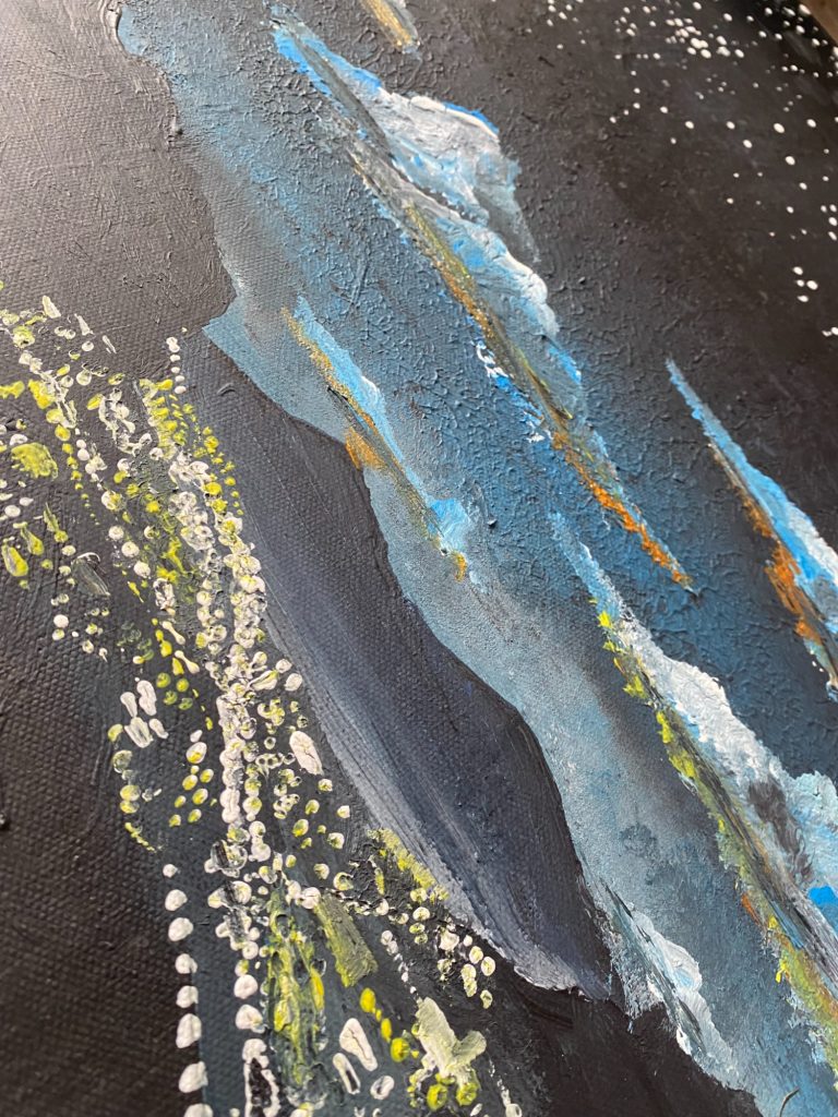 Abstrakte Malerei mit blauen, weißen und gelben Farbformationen auf schwarzem Hintergrund.