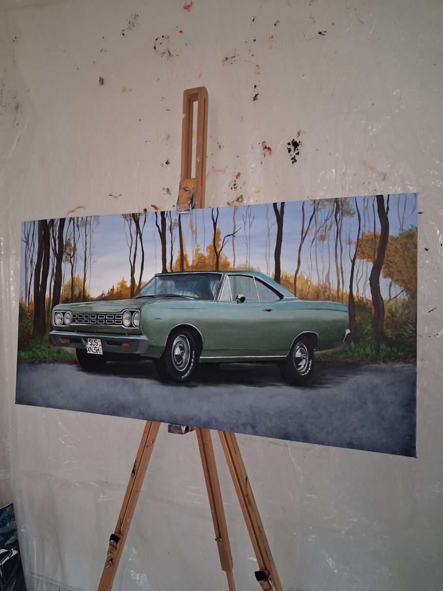 Plymouth Satellite Ein grüner Klassiker, auf einem Ständer, vor einem herbstlichen Hintergrund.
