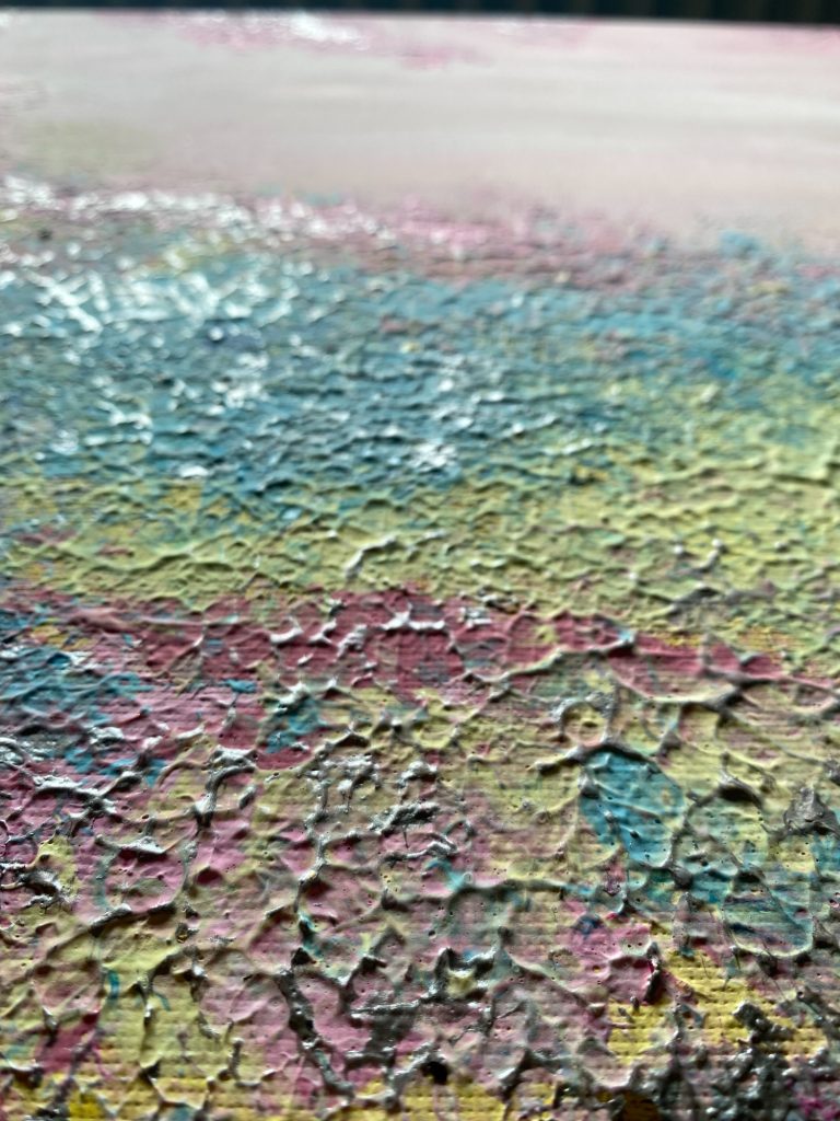 Bunte, strukturierte Farbflächen mit Rissen und Schichten in Blau, Grün und Rosa.