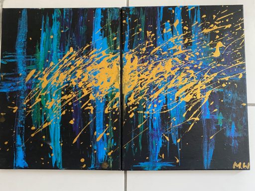 Abstrakte Malerei mit blauen und goldenen Farbspritzern auf schwarzem Hintergrund.