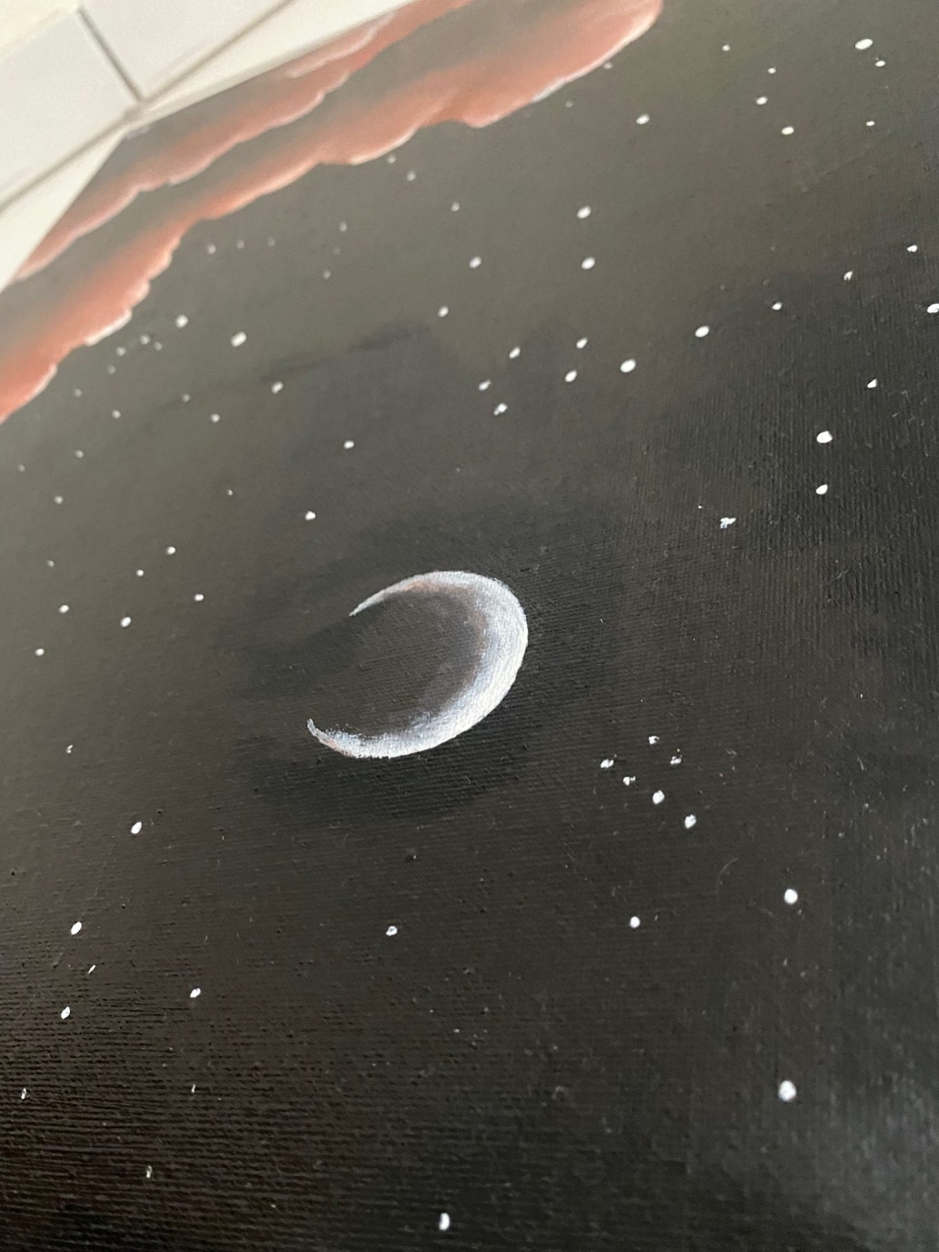 Dunkler Nachthimmel mit Wolken, Mond und zahlreichen kleinen Sternen.