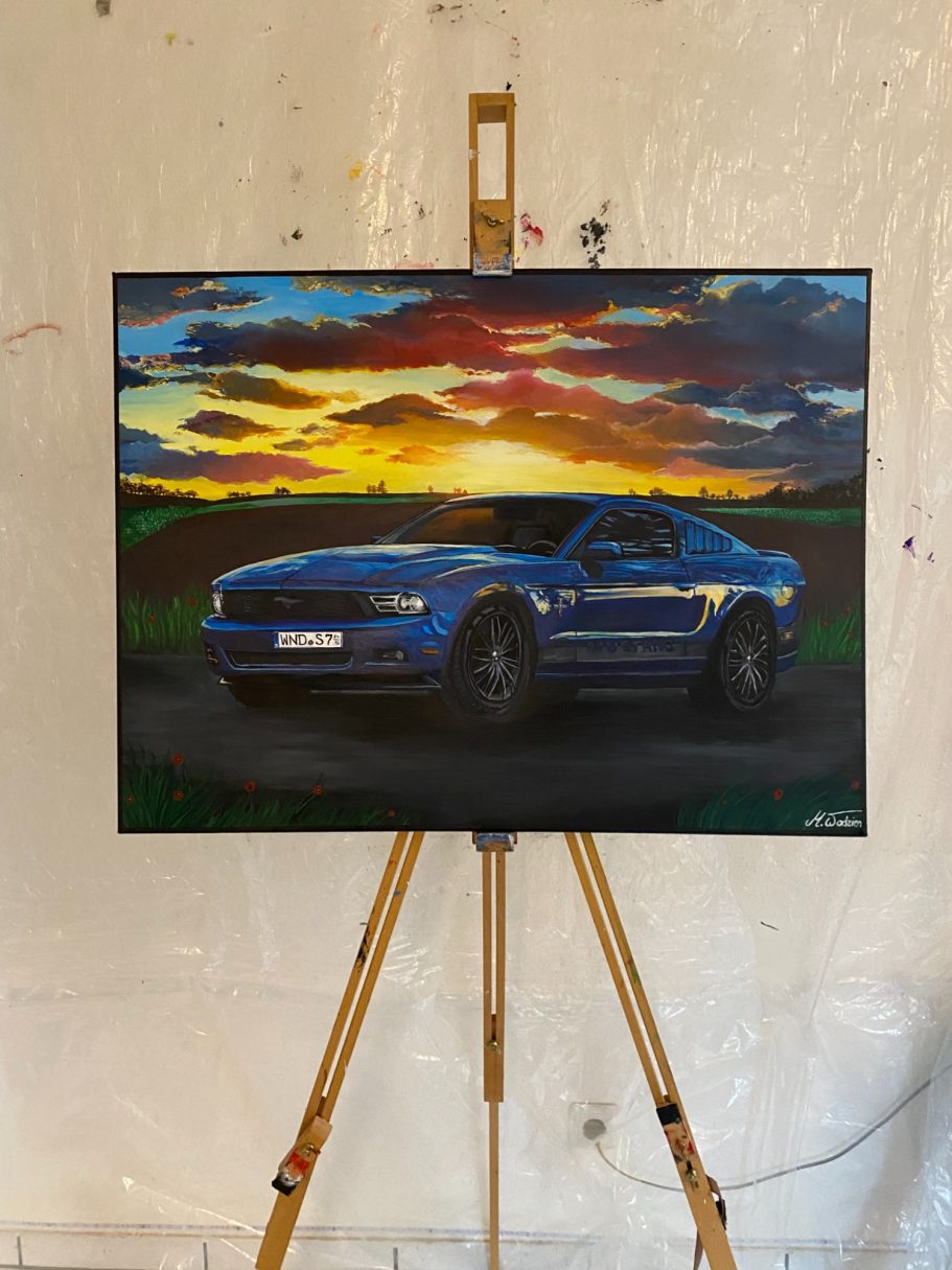 Ford Mustang Acrylgemälde Blaues Sportauto vor einer Landschaft mit Sonnenuntergang.