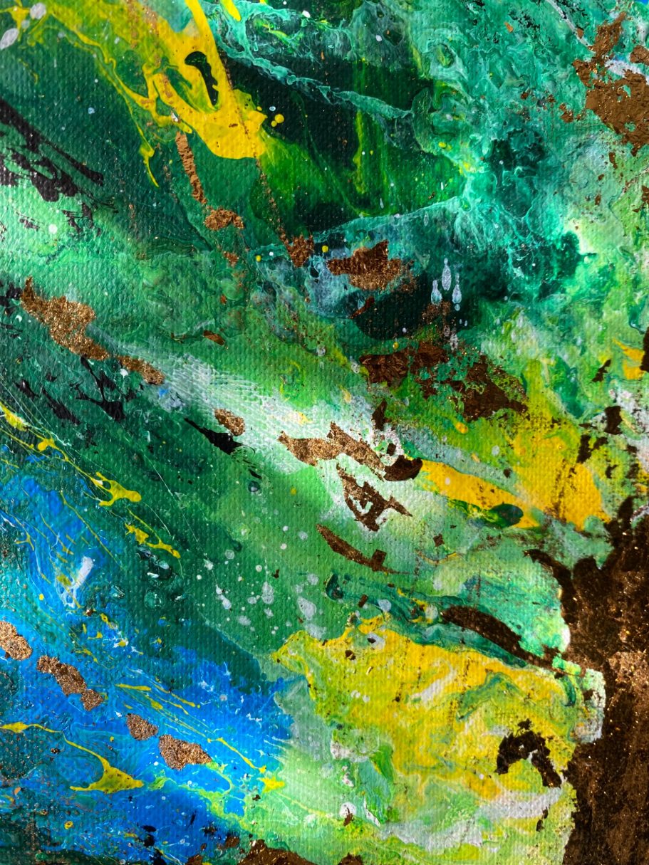 Abstraktes Kunstwerk mit lebhaften Blau-, Grün- und Gelbtönen sowie goldenen Akzenten.