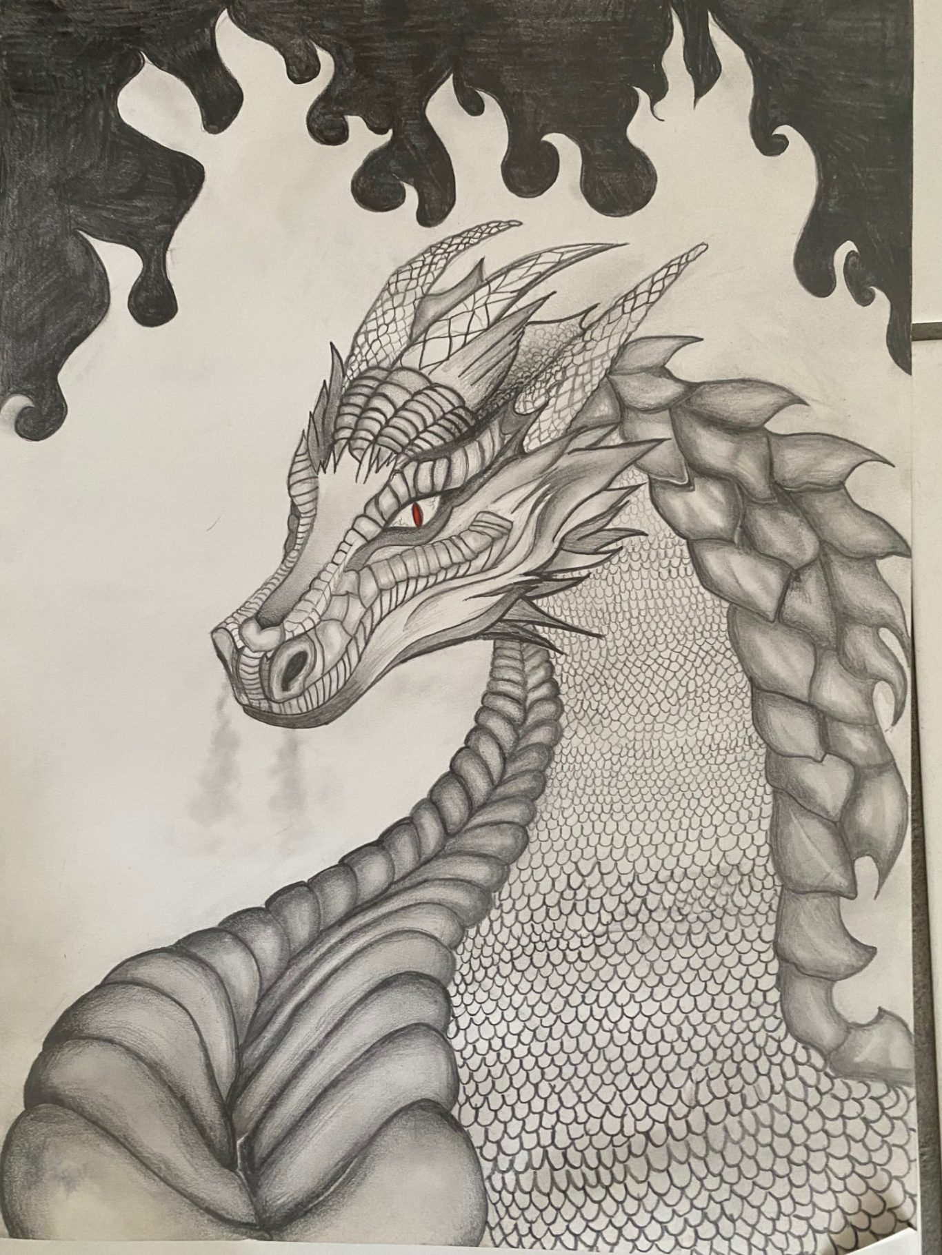 Ein detaillierter Drache mit roten Augen, umgeben von schwarzen Flammen.