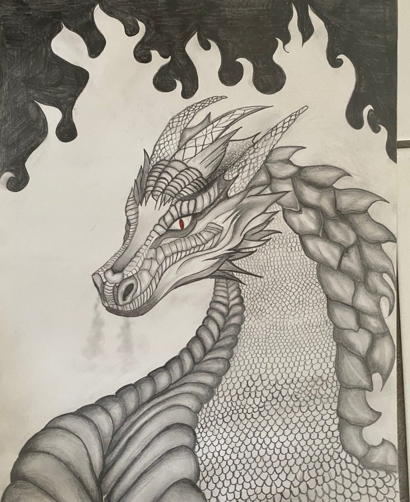 Detaillierte Zeichnung eines Drachen mit schuppigem Körper und auffälligen roten Augen.