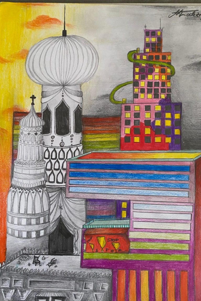 Bunte Gebäude und Architektur im Kontrast zu einem grauen Himmel im Hintergrund.