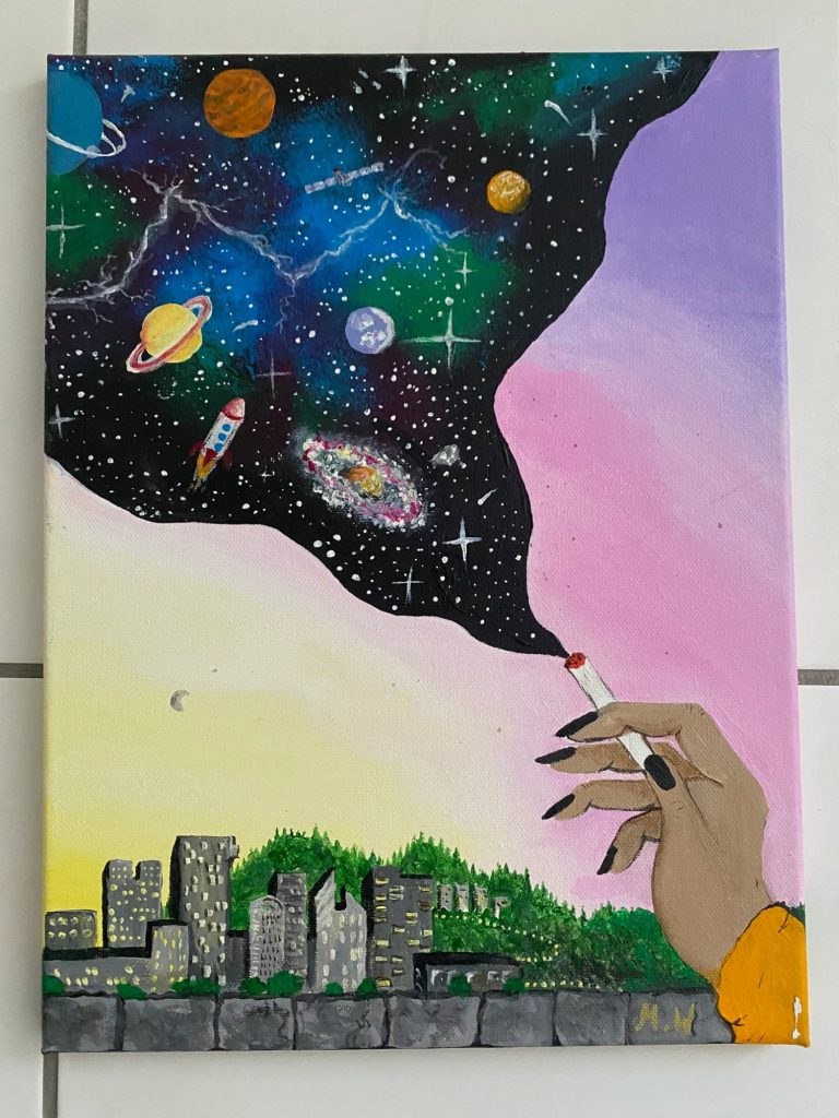 Eine Hand mit Zigarette vor einem bunten, galaktischen Himmel über einer Stadtlandschaft.