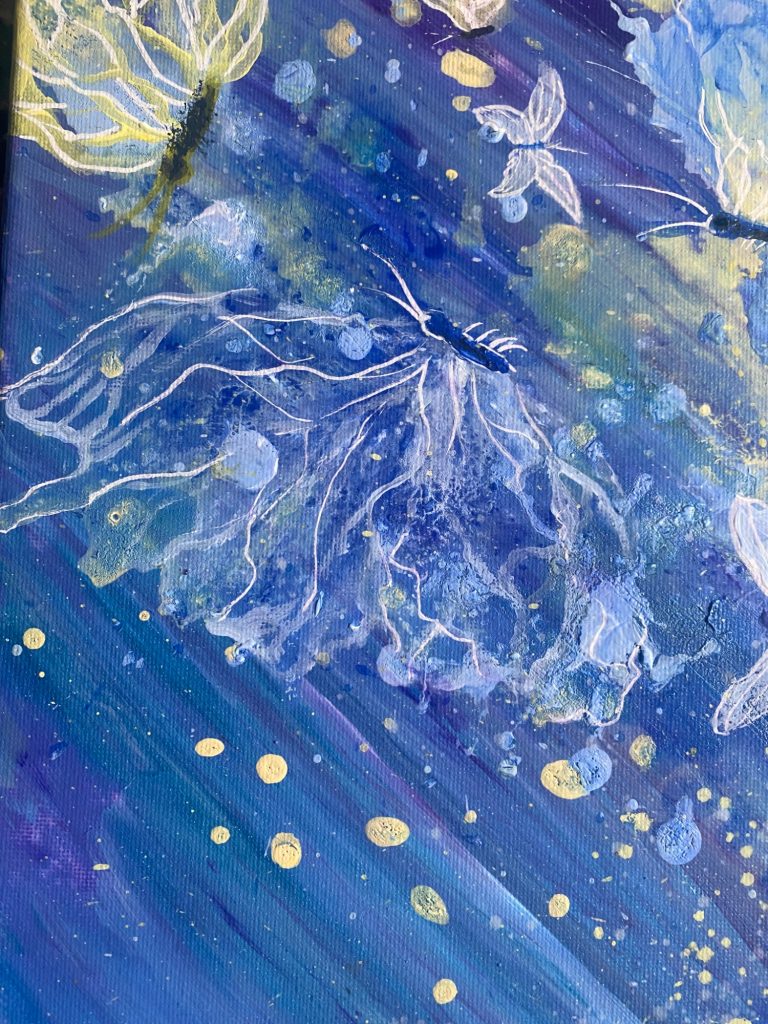 Abstrakte Darstellung von blauen Blumen und gelben Punkten auf einem farbverlaufenden Hintergrund.