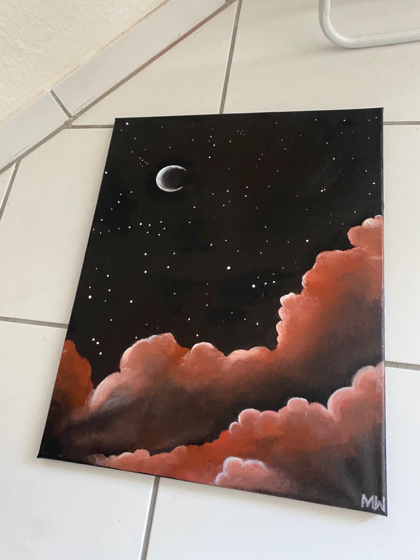Dunkler Nachthimmel mit einem dünnen Mond und roten Wolken.