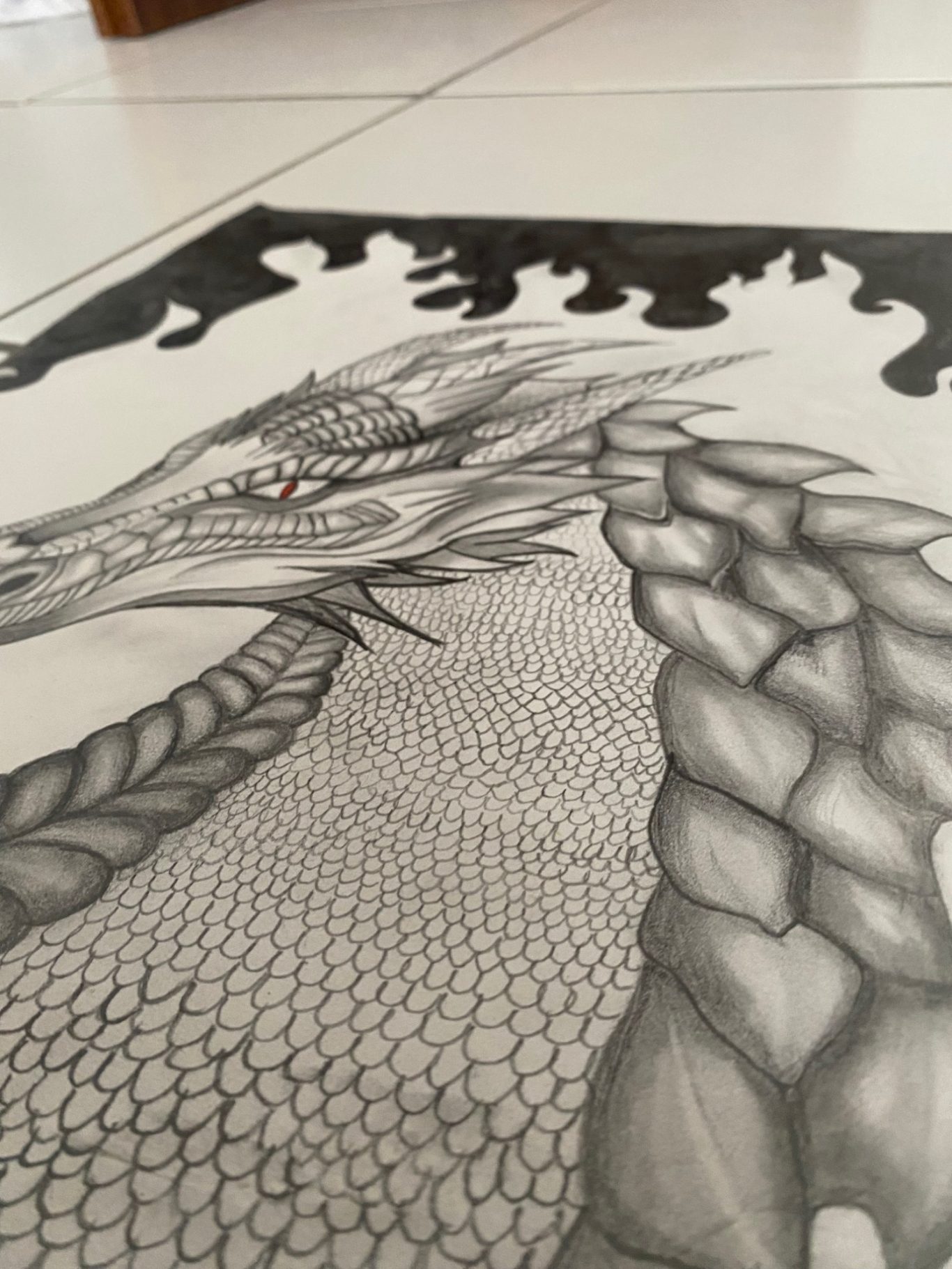Detaillierte Bleistiftzeichnung eines Drachen mit schuppigem Körper und glühenden Augen.