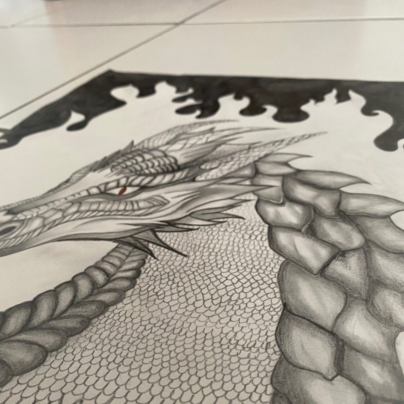 Detaillierte Bleistiftzeichnung eines Drachen mit schuppigem Körper und feurigen Elementen.
