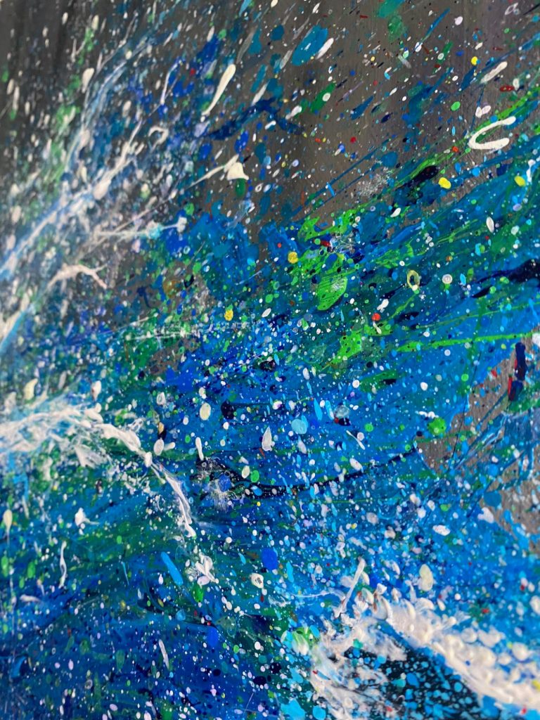 Bunte Farbspritzer in Blau, Grün und Weiß, die dynamische Bewegung suggerieren.