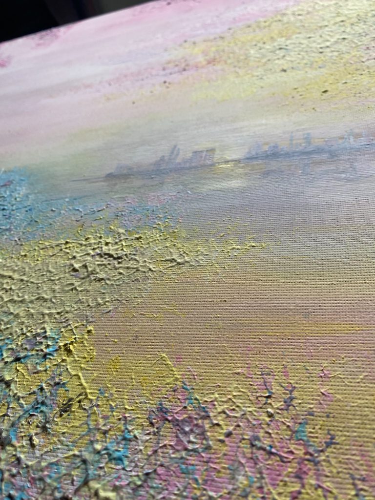 Abstrakte Landschaft mit weichen, pastelligen Farben und Texturen.