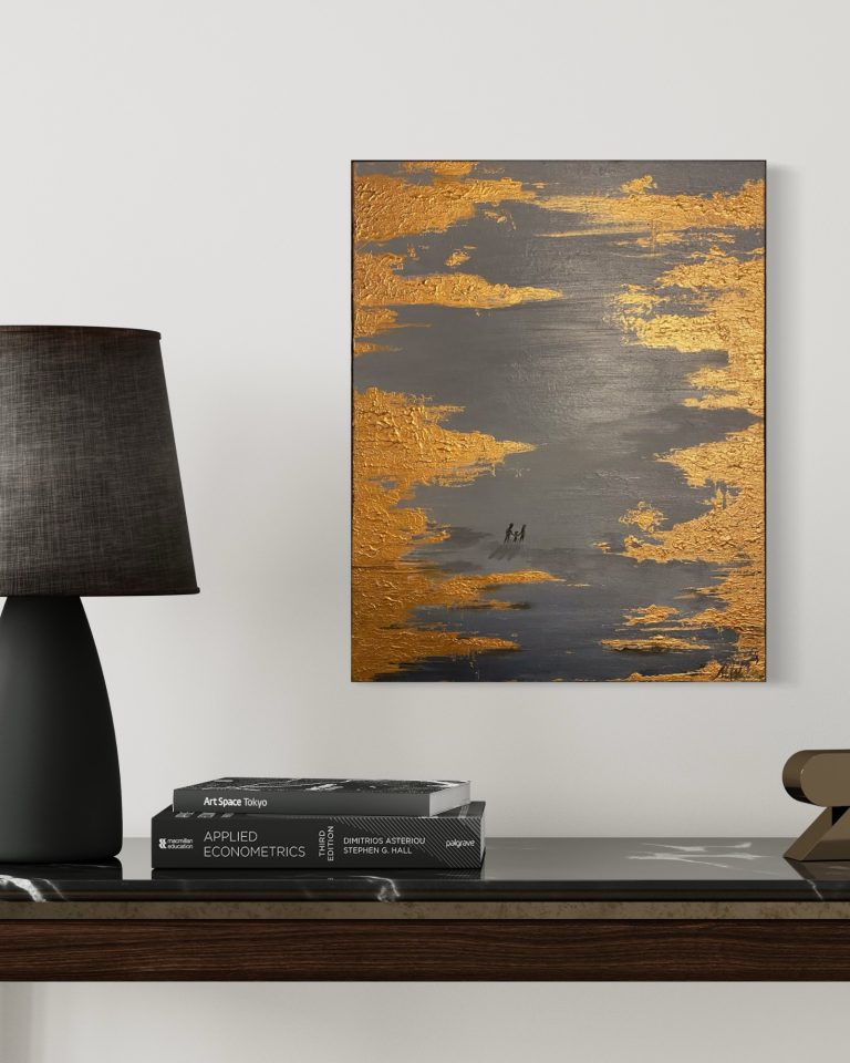 Abstrakte Kunst mit grauem und orangefarbenem Wolkenmuster an einer Wand.