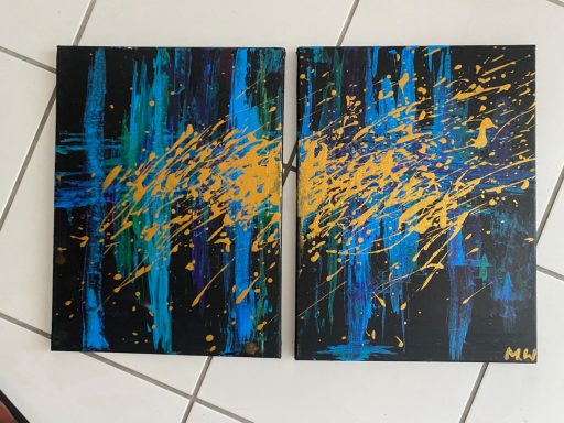 Abstractes Gemälde in Blau, Schwarz und Gold mit dynamischen Spritzern und Linien.