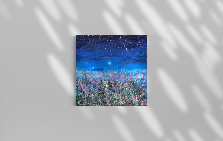 Bunte Blumenwiese unter einem sternklaren Nachthimmel mit einem leuchtenden Mond.