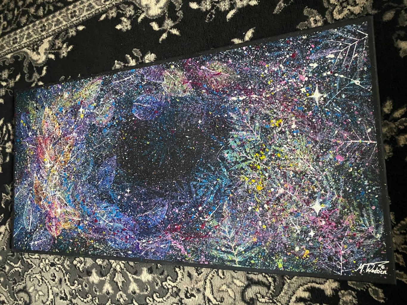 Farbenfrohes abstraktes Kunstwerk mit spiralartigen Mustern und Sternen.