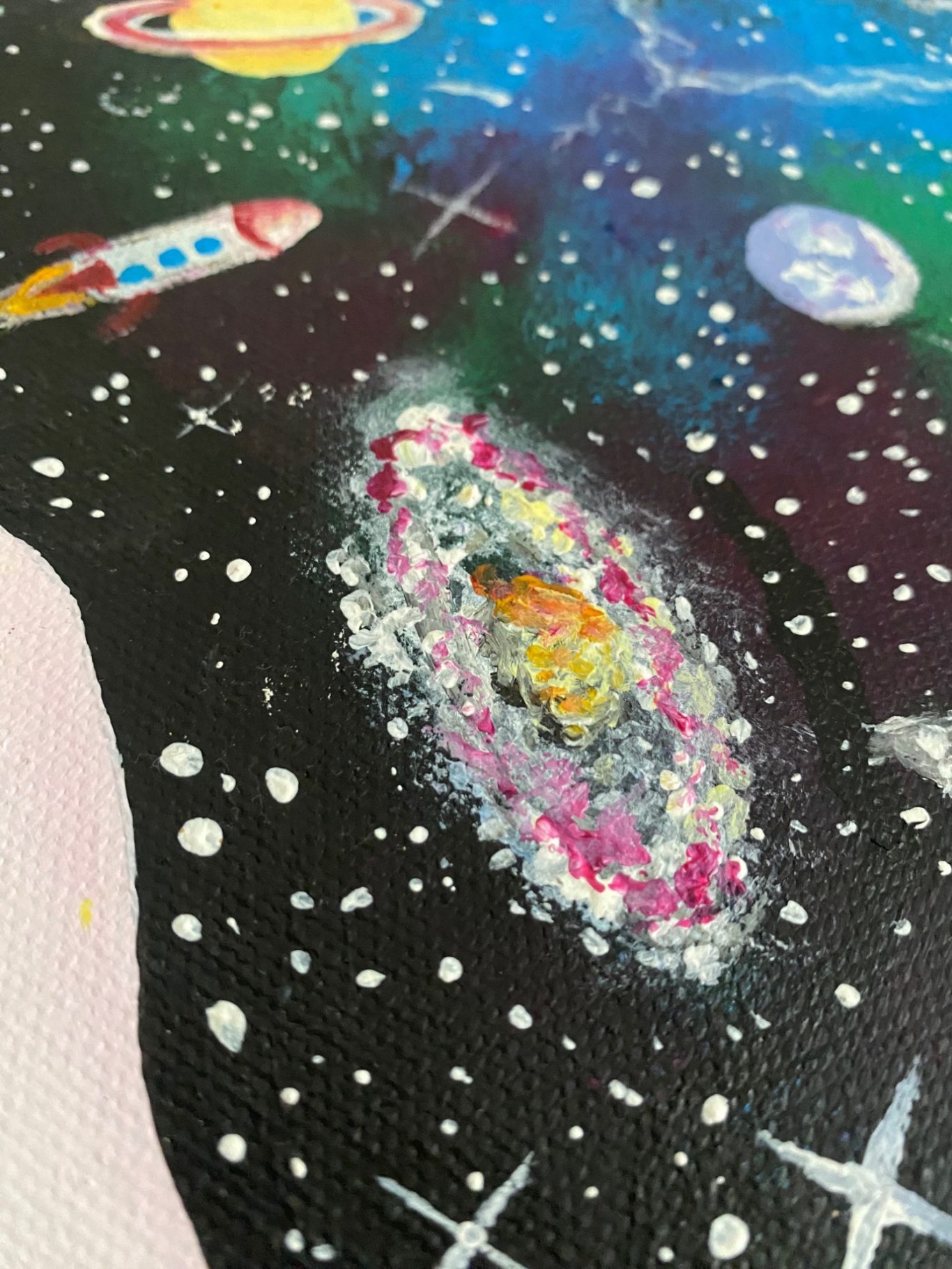 Bunte Darstellung des Weltraums mit Planeten, Raketen und einer Galaxie.