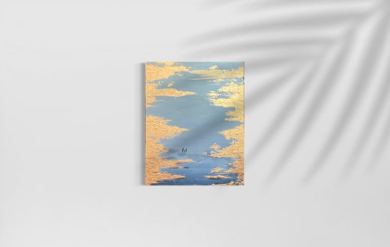 Ein kunstvolles Bild mit wolkigem Himmel in Blau, Kupfer und Goldtönen.