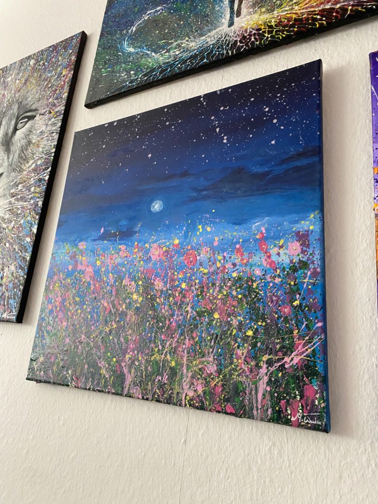 Bunte Blumen vor einem tiefblauen Nachthimmel mit Sternen und einem Mond.