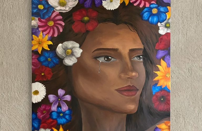 Porträt einer Frau mit Blumenkranz aus bunten Blumen im Hintergrund.
