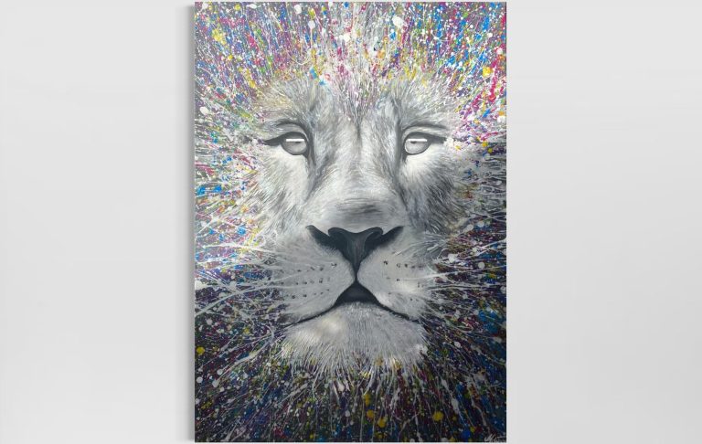 Ein abstraktes Kunstwerk eines Löwen mit bunten, kaleidoskopartigen Mustern.