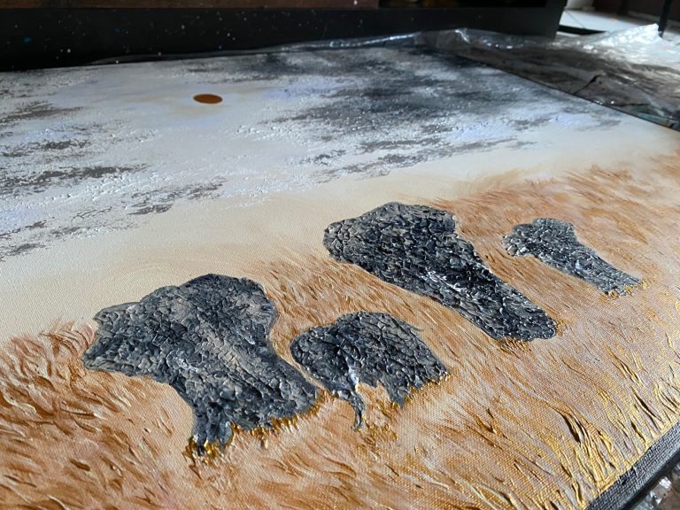 Szene mit grauen abstrakten Elefanten auf goldenen Boden.